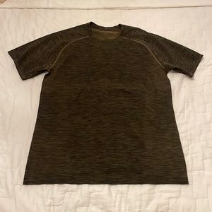 Men’s lululemon brown and black tee shirt